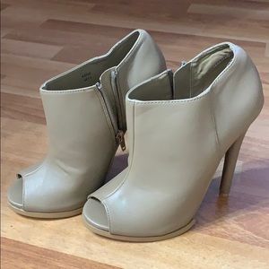 NEW, NEVER WORN peep toe heel bootie